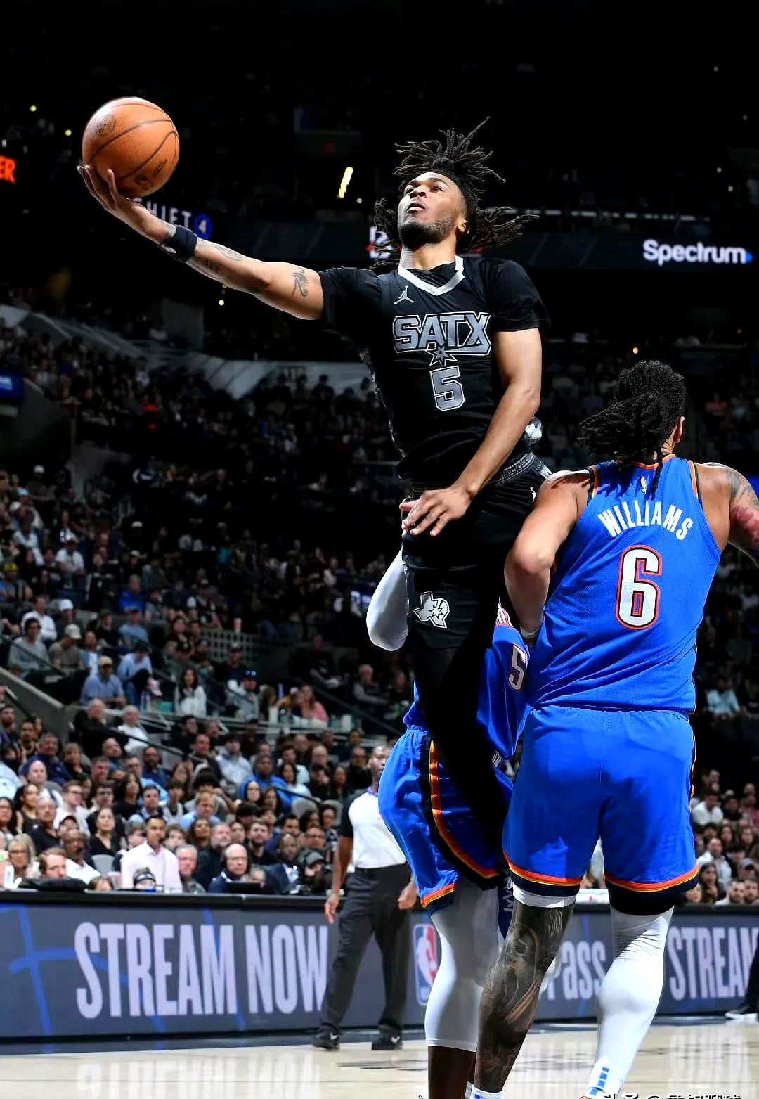 篮网胜马刺,全队发挥出色 篮网胜马刺,全队发挥出色