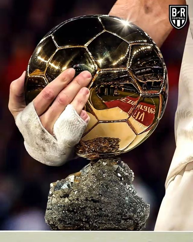 皇马前锋本泽马获西甲最佳球员荣誉 皇马前锋本泽马获西甲最佳球员荣誉