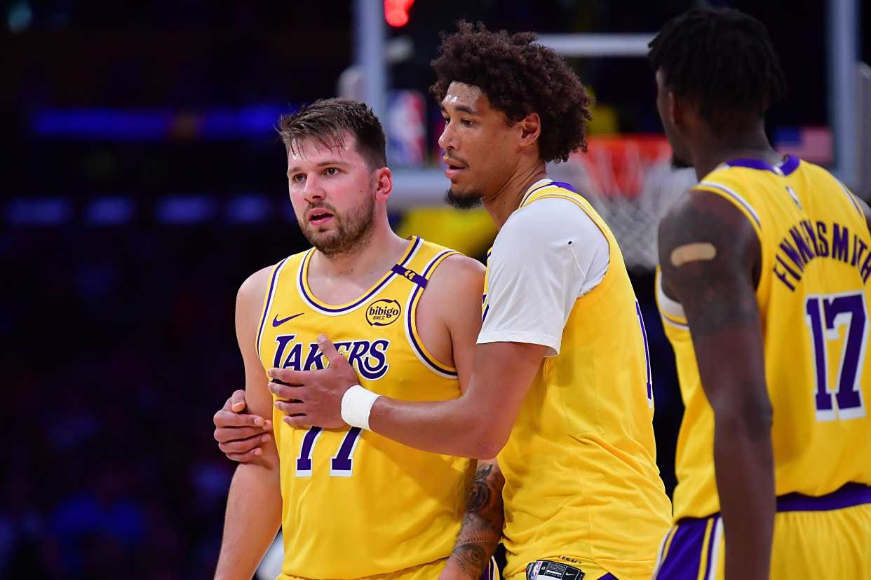 湖人击败尼克斯,轻而易举 湖人击败尼克斯,轻而易举